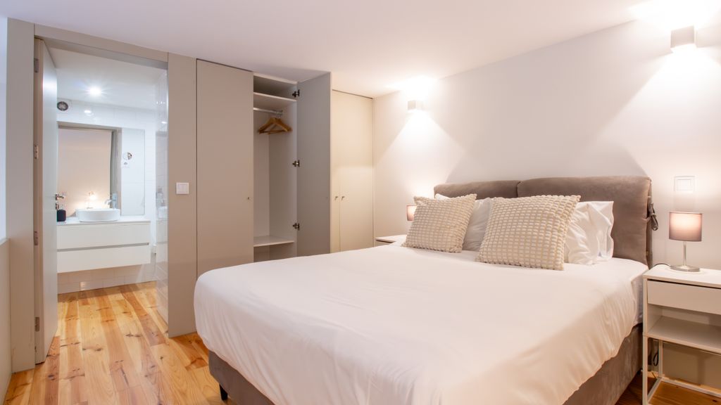 Central Stunning Duplex w/ Patio by LovelyStay