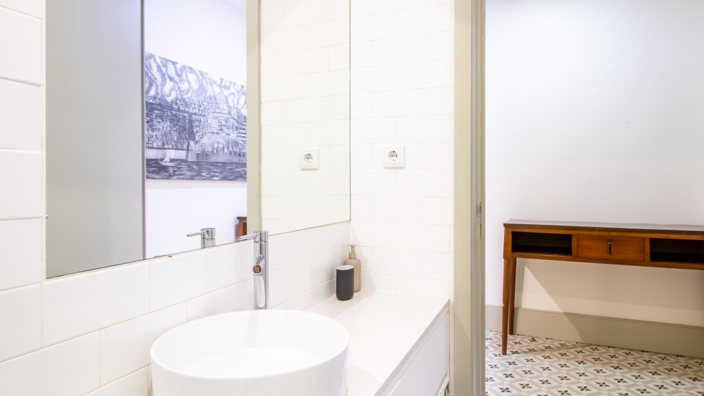 Central Stunning Duplex w/ Patio by LovelyStay