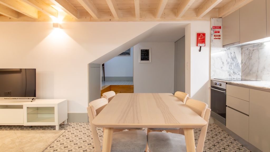 Central Stunning Duplex w/ Patio by LovelyStay