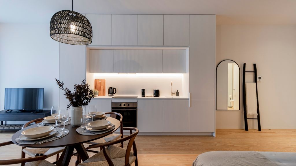 Almada 551 - 2.2 l Sleek Serenity by LovelyStay