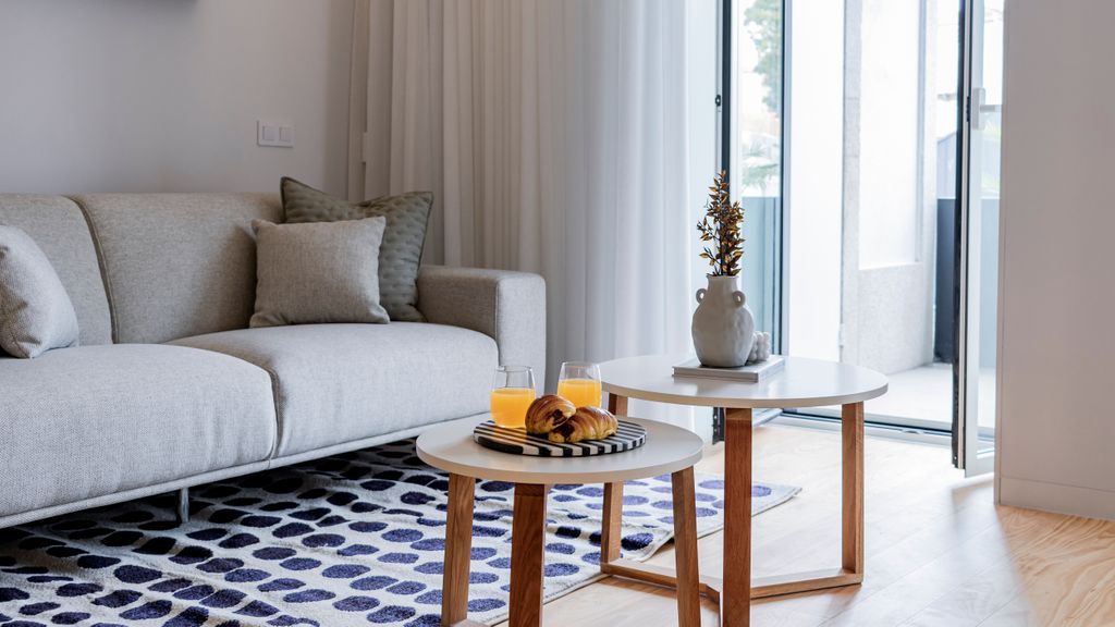 Almada 551 - 2.2 l Sleek Serenity by LovelyStay