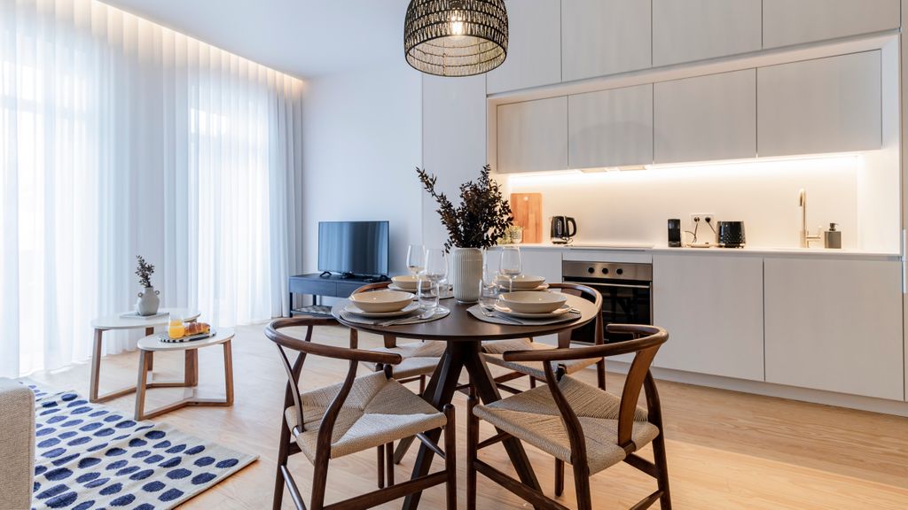 Almada 551 - 2.2 l Sleek Serenity by LovelyStay