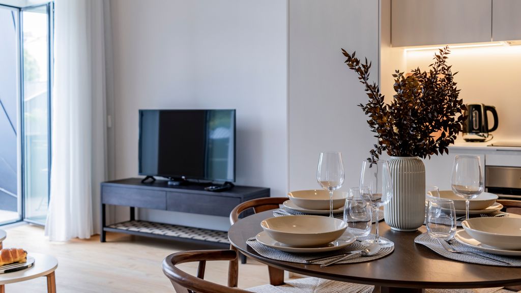 Almada 551 - 2.2 l Sleek Serenity by LovelyStay