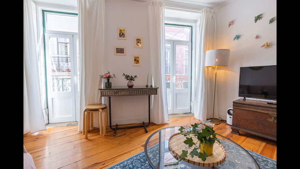 Central 2BR near Tram 28 by LovelyStay