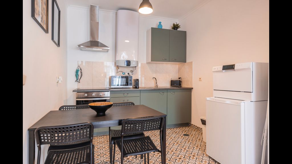 Central 2BR near Tram 28 by LovelyStay