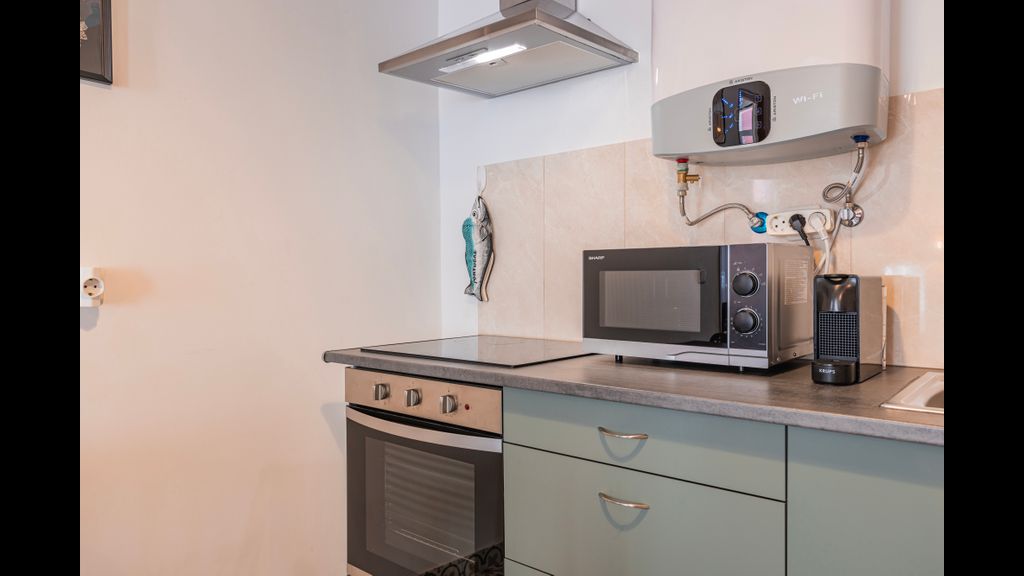 Central 2BR near Tram 28 by LovelyStay