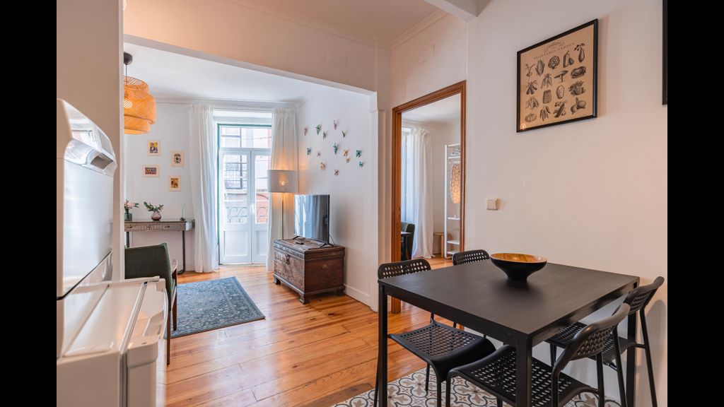 Central 2BR near Tram 28 by LovelyStay