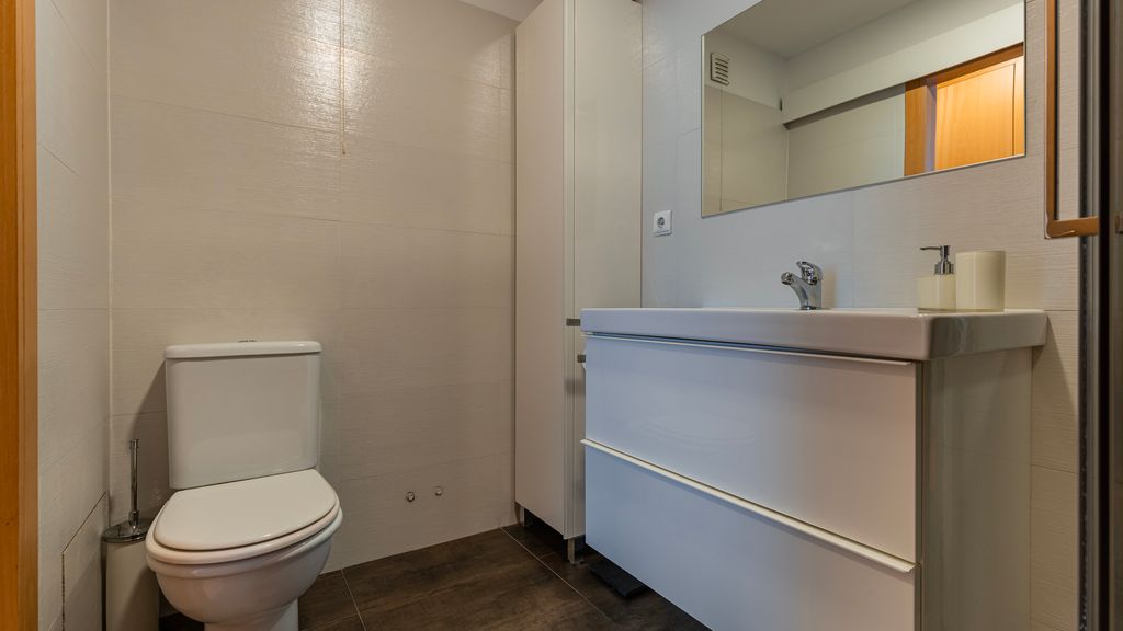 Charm 3BDR Apartment W/Balcony by LovelyStay