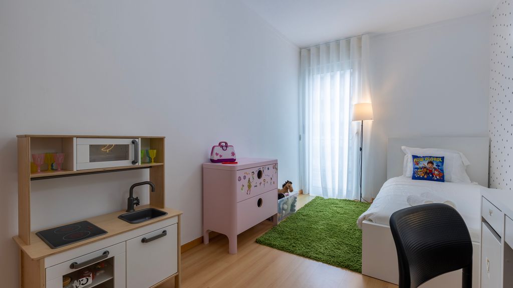Charm 3BDR Apartment W/Balcony by LovelyStay
