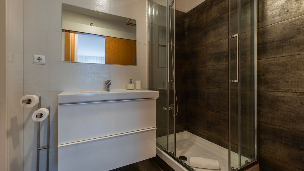 Charm 3BDR Apartment W/Balcony by LovelyStay