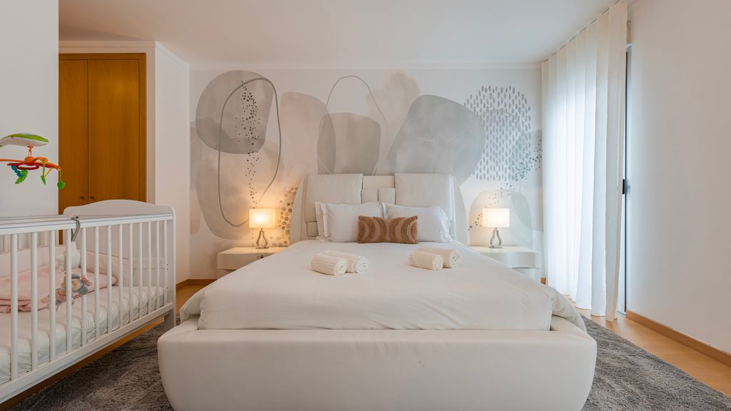Charm 3BDR Apartment W/Balcony by LovelyStay
