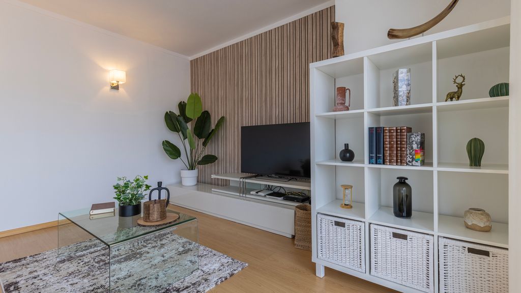 Charm 3BDR Apartment W/Balcony by LovelyStay