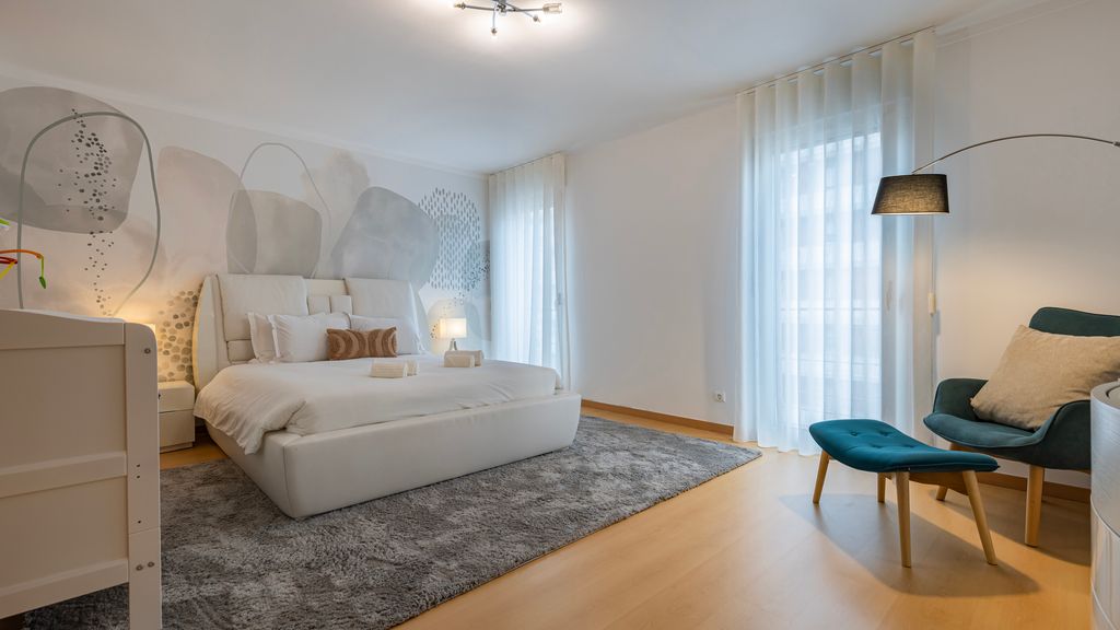 Charm 3BDR Apartment W/Balcony by LovelyStay
