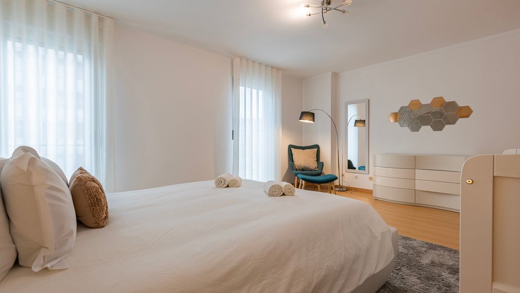 Charm 3BDR Apartment W/Balcony by LovelyStay