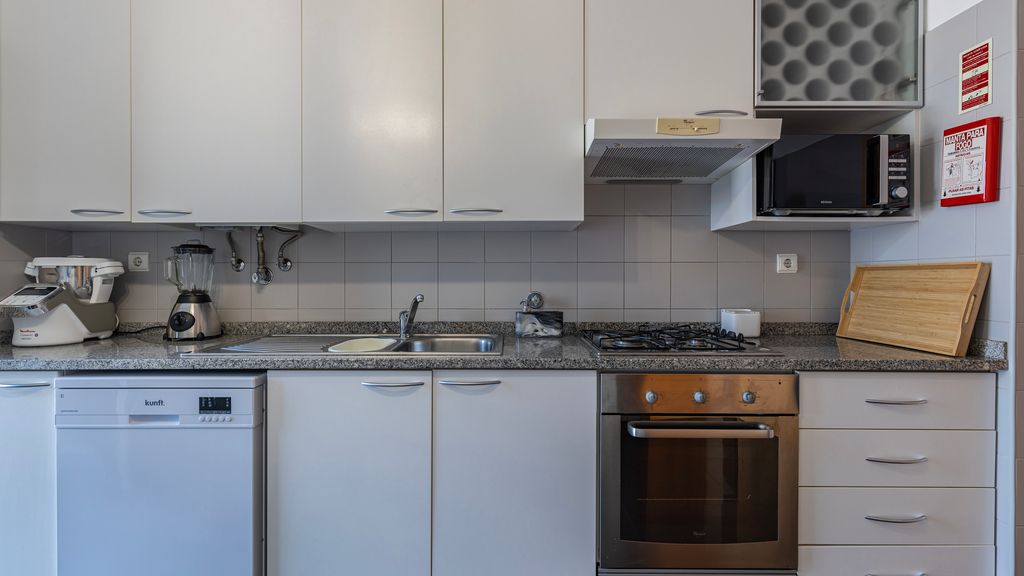 Charm 3BDR Apartment W/Balcony by LovelyStay