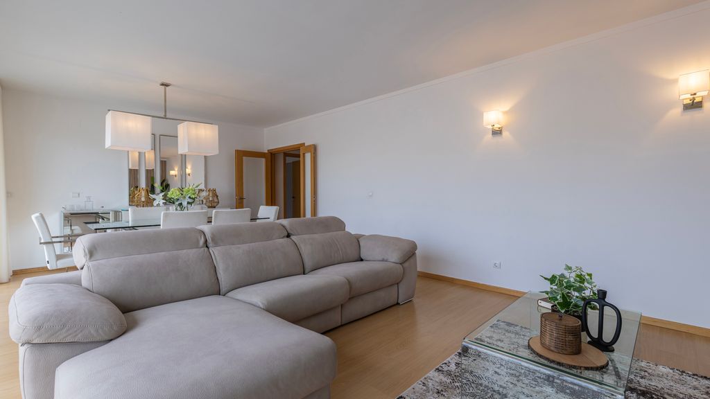 Charm 3BDR Apartment W/Balcony by LovelyStay
