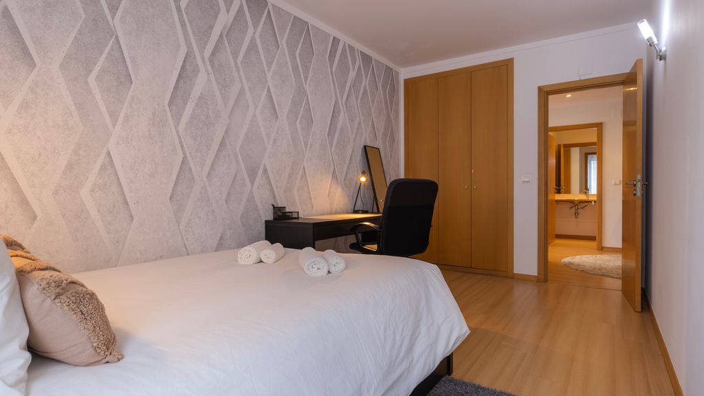 Charm 3BDR Apartment W/Balcony by LovelyStay