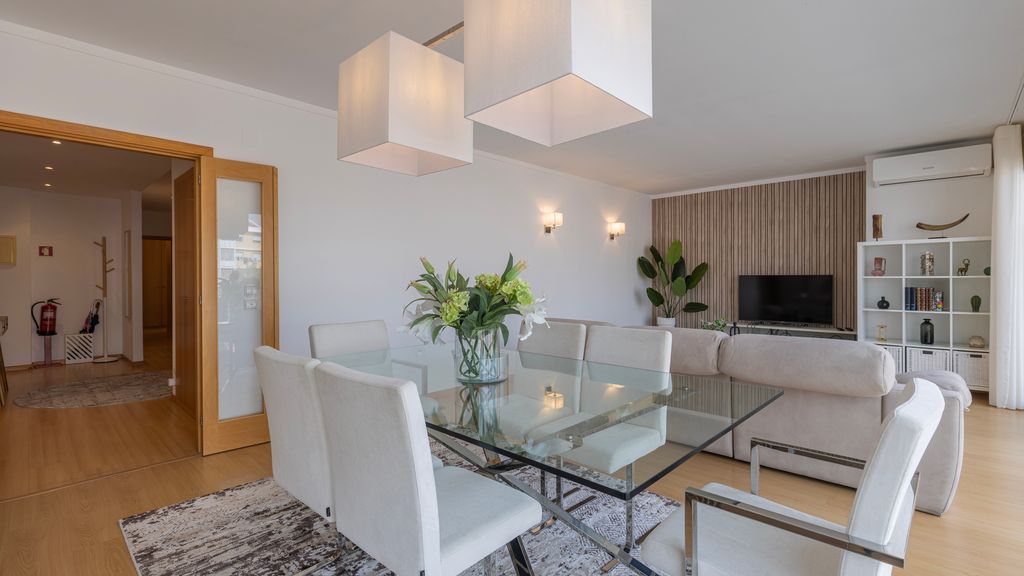 Charm 3BDR Apartment W/Balcony by LovelyStay