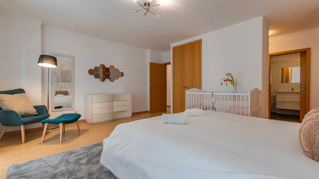 Charm 3BDR Apartment W/Balcony by LovelyStay