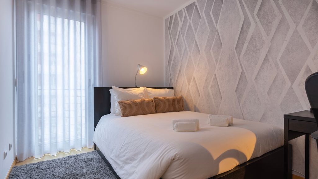 Charm 3BDR Apartment W/Balcony by LovelyStay