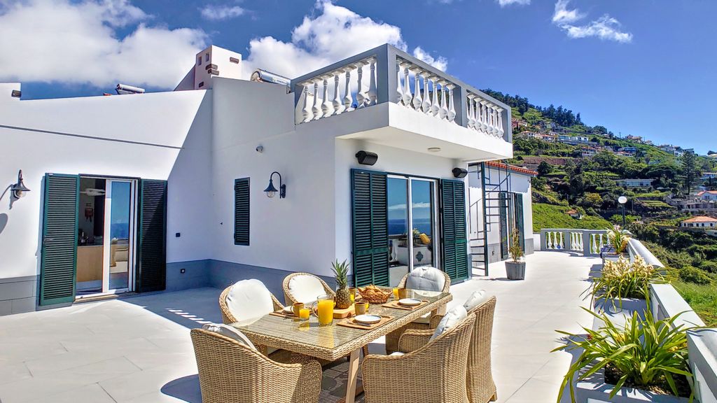 Avocado Villa by LovelyStay
