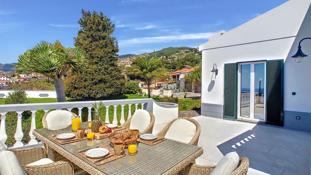 Avocado Villa by LovelyStay