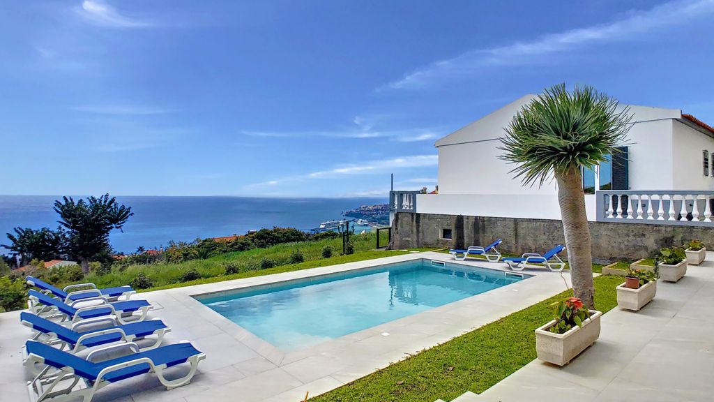 Avocado Villa by LovelyStay