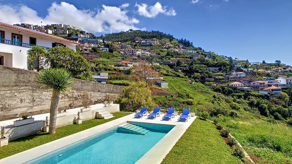 Avocado Villa by LovelyStay