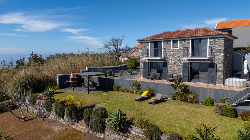 Casa da Felicidade by LovelyStay