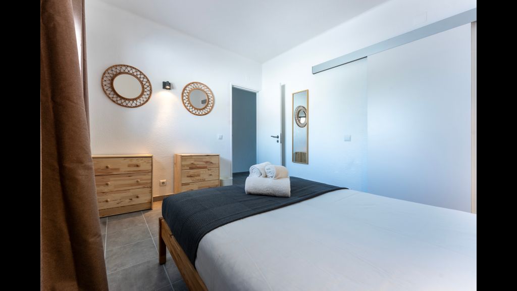 Modern 2 BDR Flat W/Balcony and Pool by LovelyStay