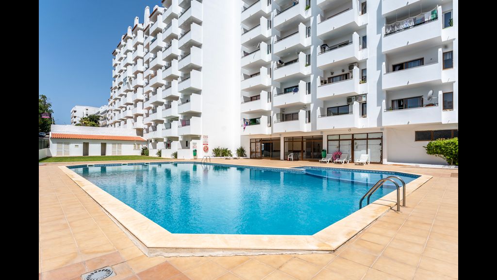 Modern 2 BDR Flat W/Balcony and Pool by LovelyStay