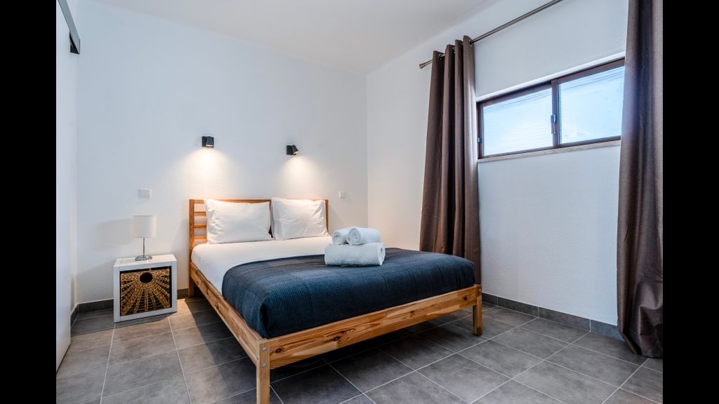 Modern 2 BDR Flat W/Balcony and Pool by LovelyStay