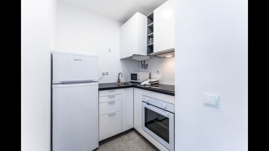 Modern 2 BDR Flat W/Balcony and Pool by LovelyStay