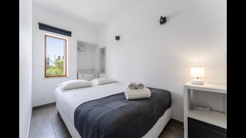 Modern 2 BDR Flat W/Balcony and Pool by LovelyStay