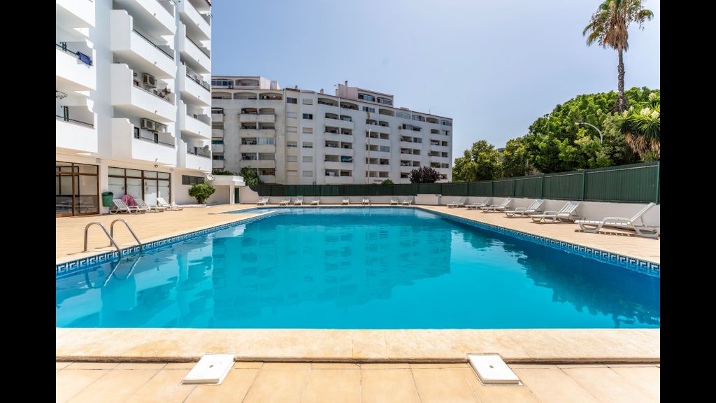 Modern 2 BDR Flat W/Balcony and Pool by LovelyStay