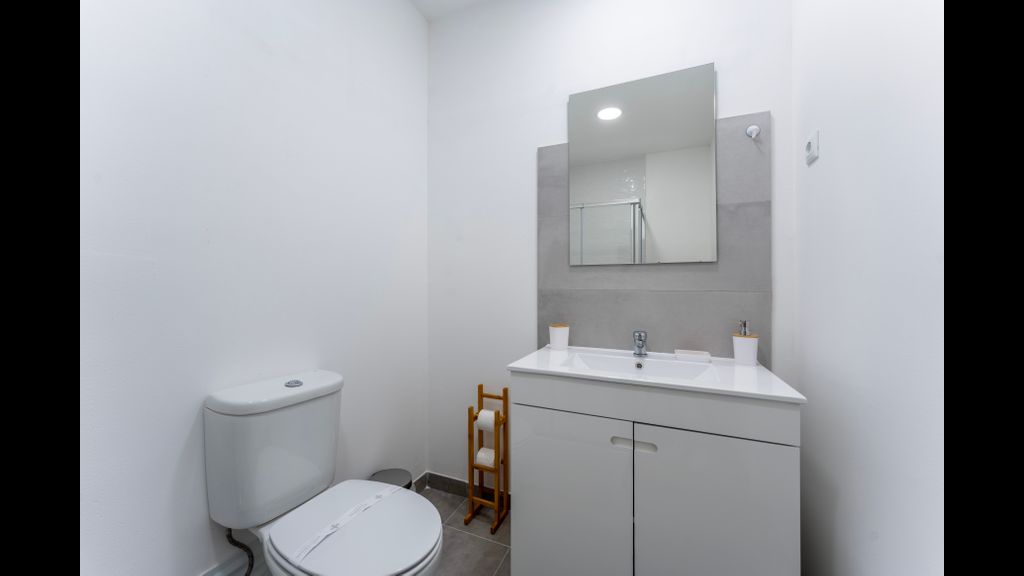 Modern 2 BDR Flat W/Balcony and Pool by LovelyStay