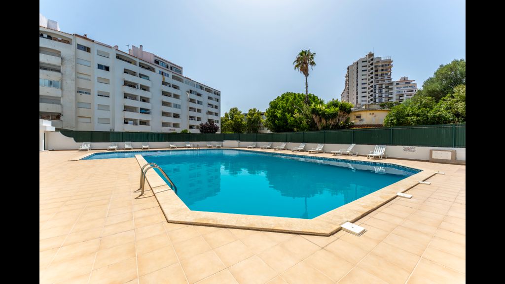Modern 2 BDR Flat W/Balcony and Pool by LovelyStay