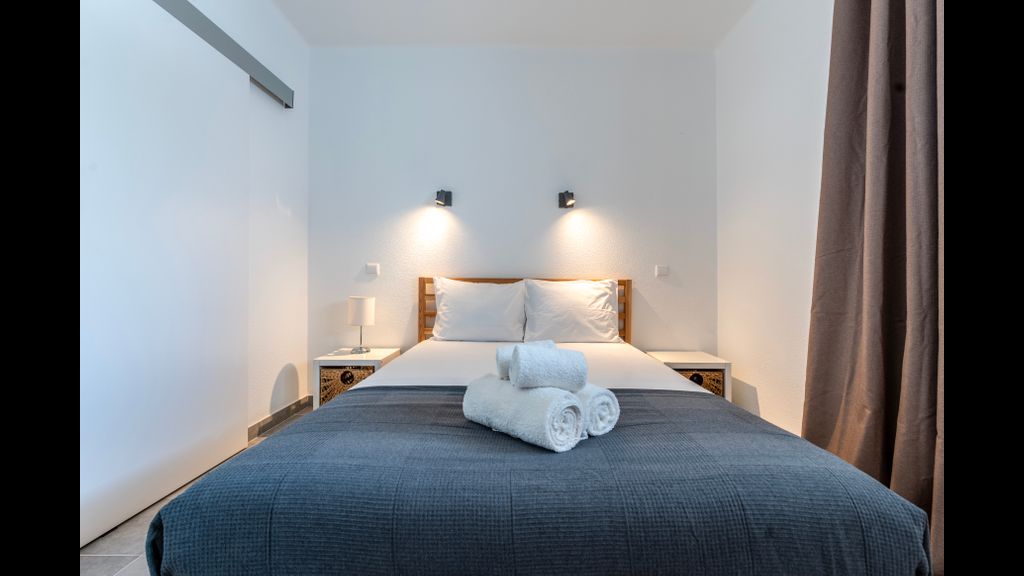 Modern 2 BDR Flat W/Balcony and Pool by LovelyStay