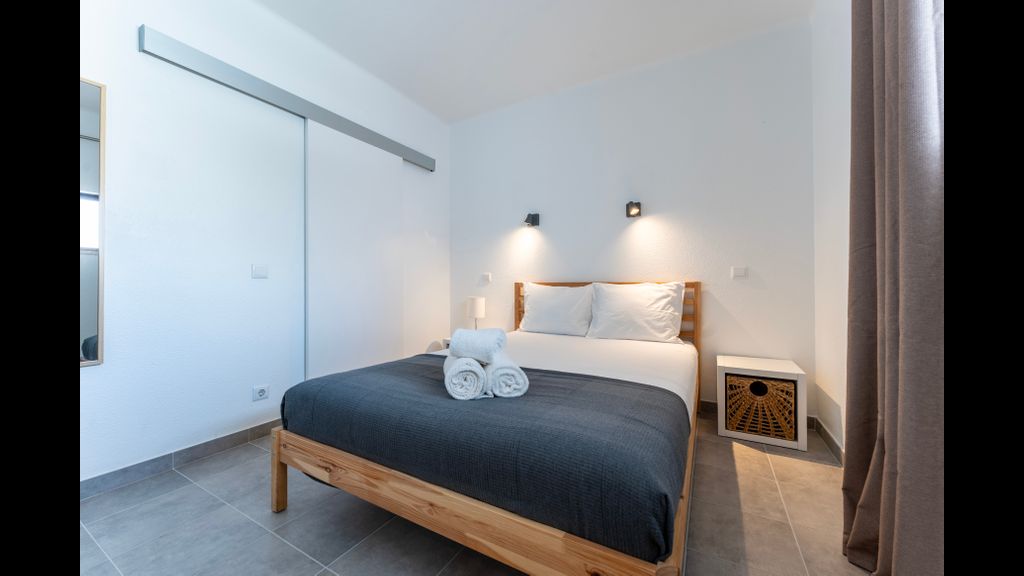 Modern 2 BDR Flat W/Balcony and Pool by LovelyStay