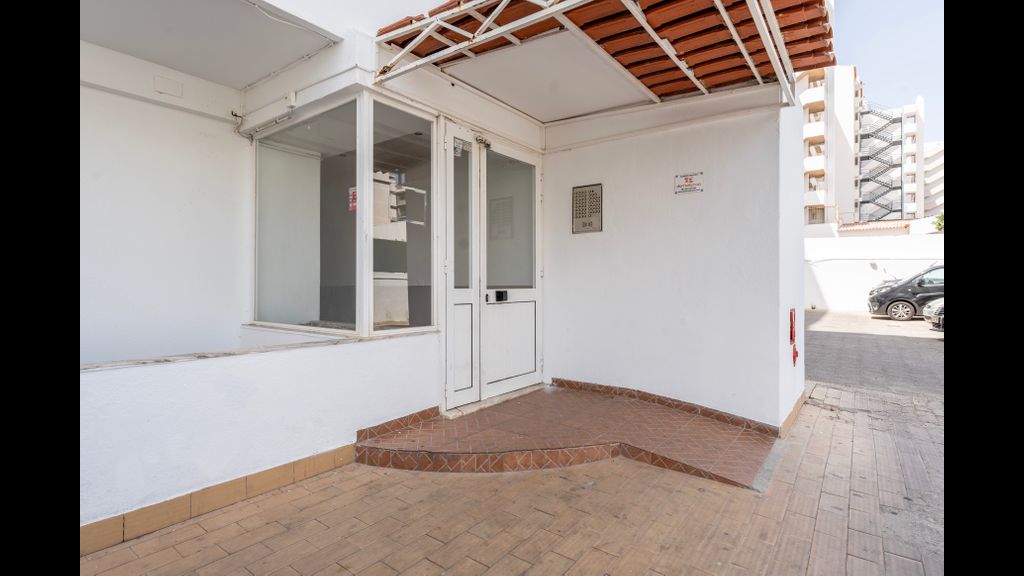 Modern 2 BDR Flat W/Balcony and Pool by LovelyStay