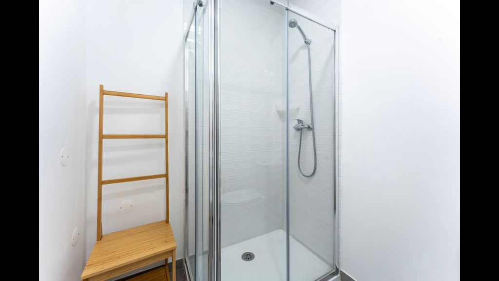 Modern 2 BDR Flat W/Balcony and Pool by LovelyStay