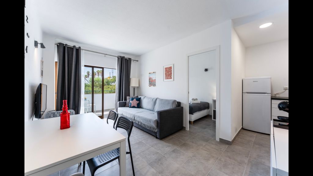 Modern 2 BDR Flat W/Balcony and Pool by LovelyStay