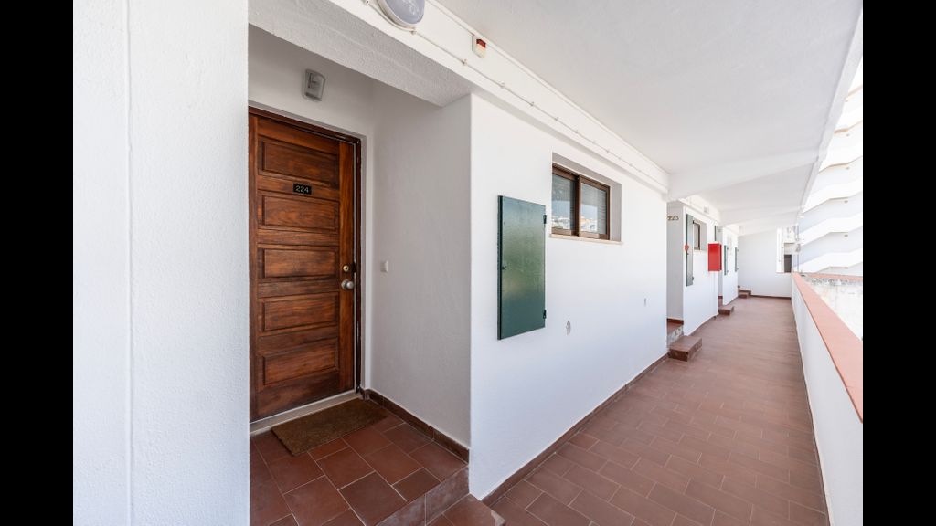 Modern 2 BDR Flat W/Balcony and Pool by LovelyStay