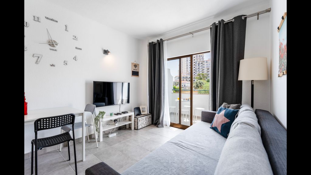 Modern 2 BDR Flat W/Balcony and Pool by LovelyStay