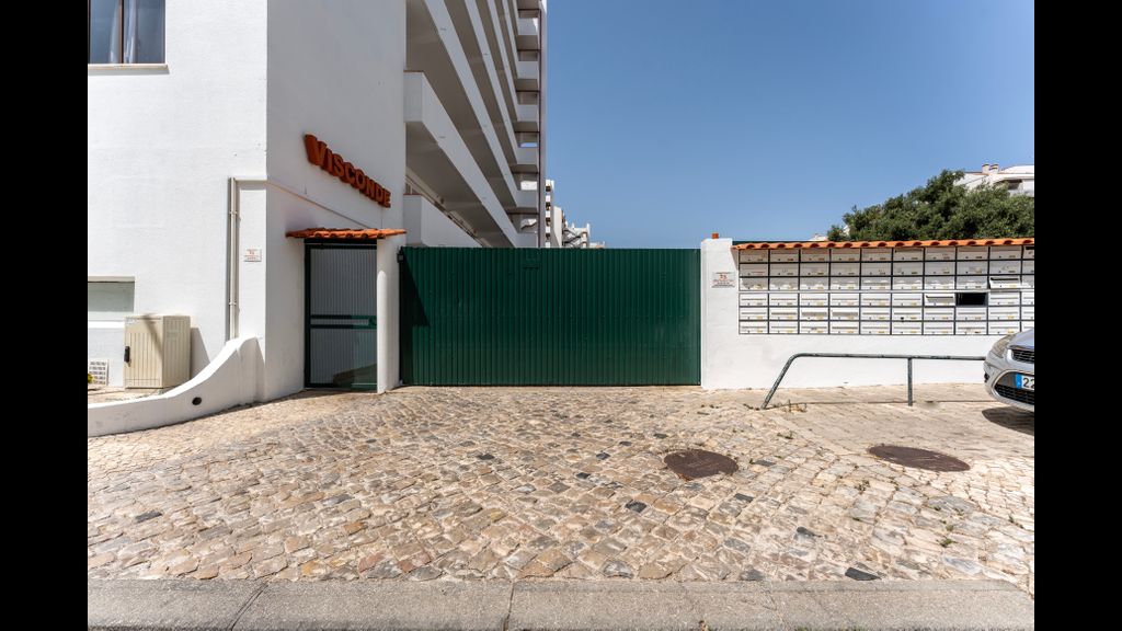 Modern 2 BDR Flat W/Balcony and Pool by LovelyStay