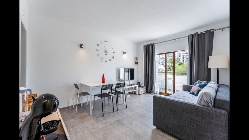 Modern 2 BDR Flat W/Balcony and Pool by LovelyStay
