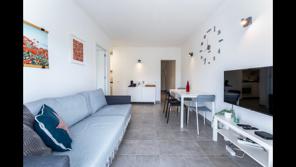 Modern 2 BDR Flat W/Balcony and Pool by LovelyStay