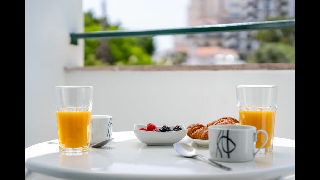 Modern 2 BDR Flat W/Balcony and Pool by LovelyStay