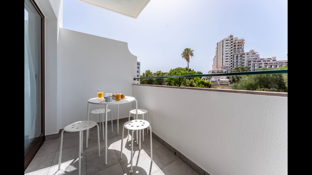 Modern 2 BDR Flat W/Balcony and Pool by LovelyStay