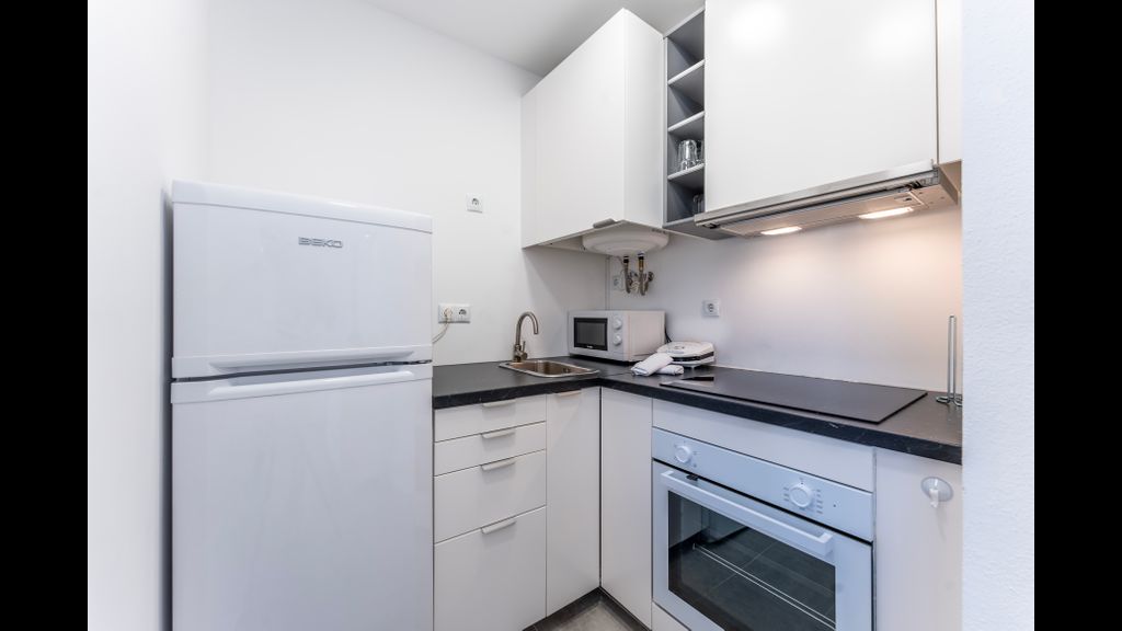 Modern 2 BDR Flat W/Balcony and Pool by LovelyStay